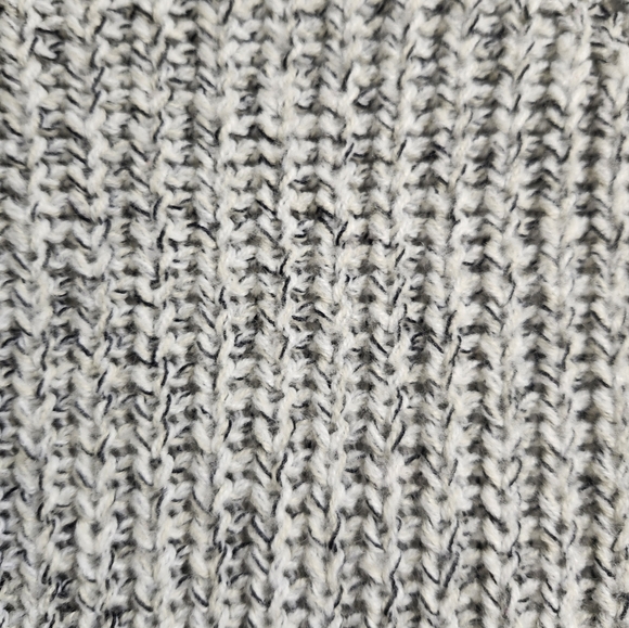 Like new, sweater ✨️ Size small - Picture 10 of 11